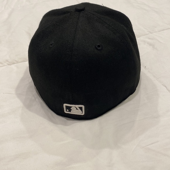 Black LA fitted hat sz 7 1/8 (56.8cm) - Picture 3 of 5